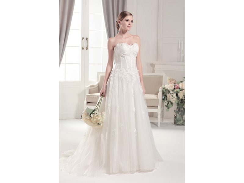 Strapless sweetheart pleated applique lace wedding dress  Lace and tulle